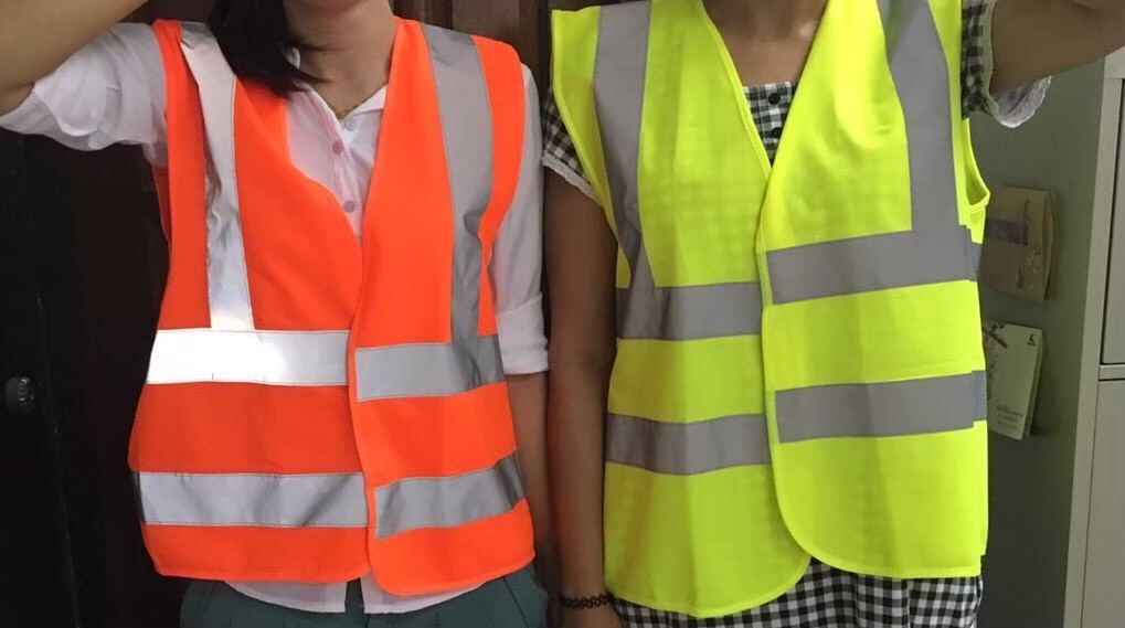 เสื้อกั๊กสะท้อนแสงสีส้มและสีเหลือง